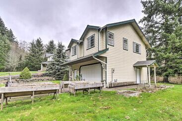 Central 4 Acre Cottage W/ Deck: Walk To Bay!