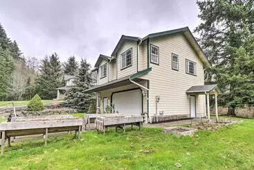 Central 4 Acre Cottage W/ Deck: Walk To Bay!