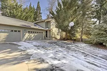 Mökkimajoitus Centrally Located Mt Shasta Home W/ Deck!