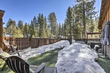 Mökkimajoitus Dog Friendly Kings Beach Log Cabin W/ Hot Tub!