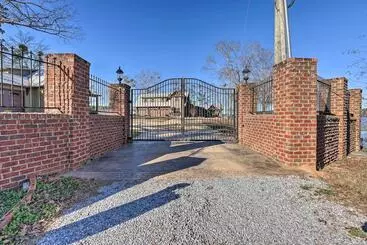 Mökkimajoitus Lay Lake Access & Views: Expansive Shelby Home!