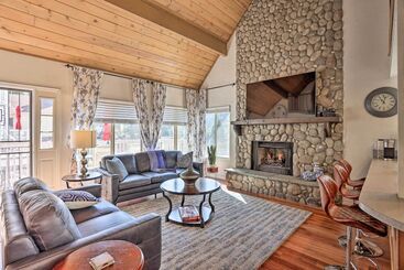 コテージ Lake & Mountain View Home: Walk To Downtown!