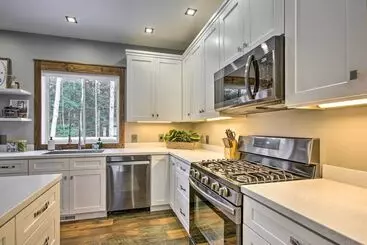 Mökkimajoitus Modern Chic Interlochen Home W/ Deck & Game Room!