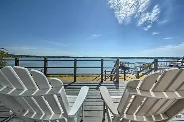 コテージ Modern Cedar Creek Lake Retreat W/ Panoramic View!