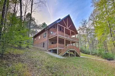 Mökkimajoitus Serenity Now  Cabin W/ Fire Pit + Game Room!