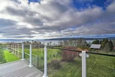 Mökkimajoitus Breathtaking Port Ludlow Home W/ Deck & Yard
