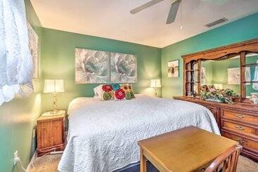 Dom wiejski Waterfront Retreat W/ Kayaks & Private Dock!