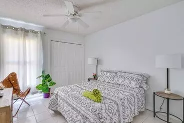 Mökkimajoitus Contemporary Lutz Home: Private Pool, Pet Friendly