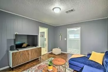 Dom wiejski Convenient Pensacola Home W/ Deck & Fire Pit!