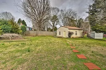 Mökkimajoitus Cozy Home W/ Fenced Yard < 1 Mi Downtown Matthews!