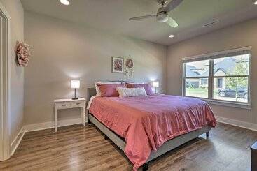 بيت ريفى Fayetteville House: Pool Access & Gas Grill!