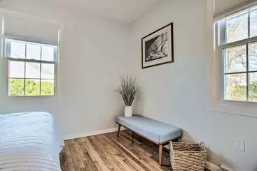 Mökkimajoitus Hen Cove Home W/ Wood Deck   Walk To Beaches!