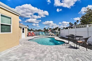 Dom wiejski Indian Rocks Beach Home: Dock, Beach & Pool Access