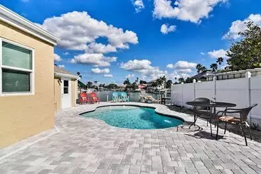 Mökkimajoitus Indian Rocks Beach Home: Dock, Beach & Pool Access