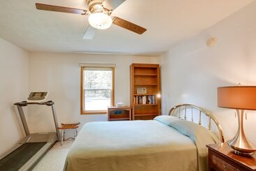 별장 Interlochen Lakehouse W/ Deck, Fire Pit, & Dock!