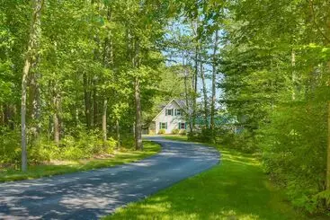Mökkimajoitus Interlochen Lakehouse W/ Deck, Fire Pit, & Dock!