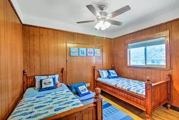 Mökkimajoitus Lakefront Retreat W/ Dock, Paddle Boards & Kayaks!