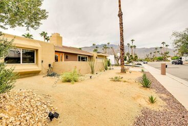 Mökkimajoitus Private Pool & Putting Green: Palm Springs Home!