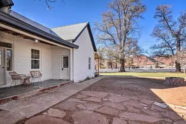 Landhus Modern Kanab Home: Fire Pit, Red Rock Views!