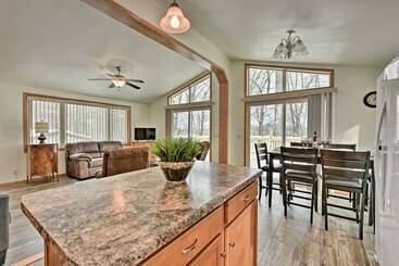 بيت ريفى Newly Constructed Red Cedar Lake Narrow Lodge!