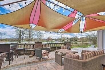 קוטג'' Renovated Waterfront Estate W/ Dock & Views!