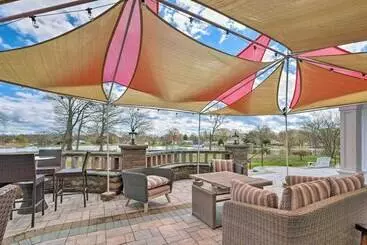 Mökkimajoitus Renovated Waterfront Estate W/ Dock & Views!