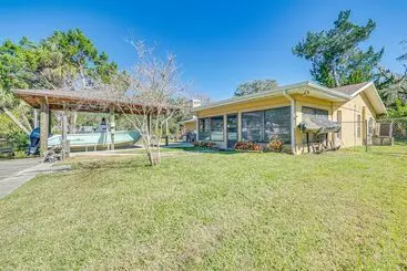 Mökkimajoitus Riverfront Home With Private Dock, Fire Pit!