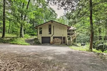 Mökkimajoitus Rustic Chic Home W/ Decks: Pool + Lake Access