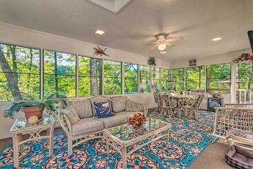 קוטג'' The Crystal House W/ Sunroom & Golf Green Views!