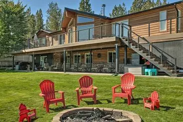 Mökkimajoitus Lakefront Retreat W/ Kayaks, Paddle Boards & Deck!