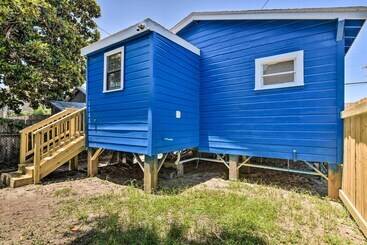 Blue Dolphin  Cottage: Walk To Galveston Seawall!