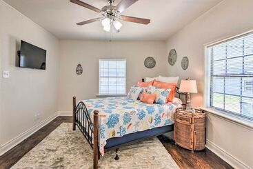 Blue Dolphin Cottage: Walk To Galveston Seawall!