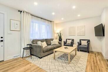 Mökkimajoitus Bright & Modern Arvada Home W/ Yard & Patio