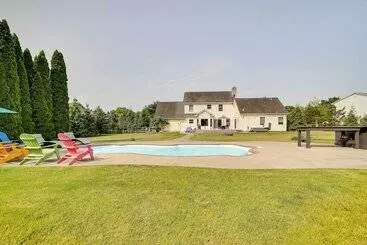 Mökkimajoitus Calm Columbia Haven: Outdoor Pool, Hot Tub!