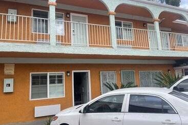 モーテル Economy Inn