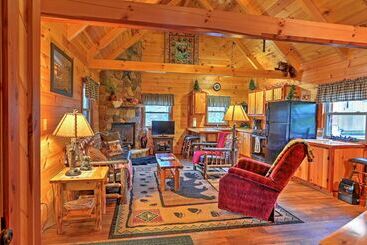 بيت ريفى Rustic Dundee Log Cabin W/ Hot Tub & Forest Views!