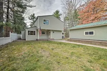 コテージ Serene Riverfront Home W/ Torch Lake Access!