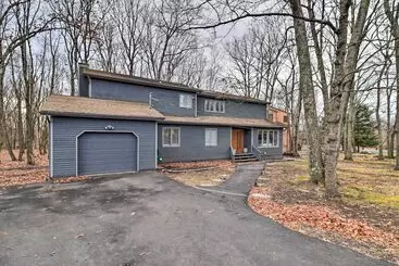 Mökkimajoitus Hot Tub, Game Room & Fire Pit: Poconos Retreat