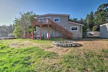 Mökkimajoitus Waterfront North Bend Home: 9 Miles Into Town