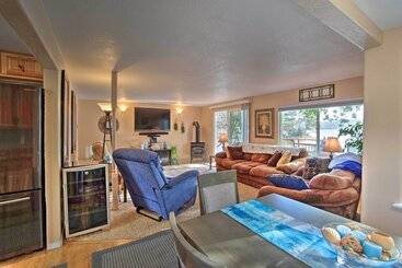 茅舍 Waterfront North Bend Home: 9 Miles Into Town
