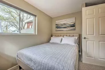 Mökkimajoitus Waterfront Syracuse Home W/ Patio & Fire Pit!