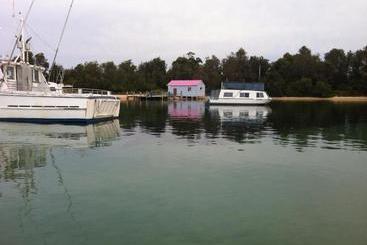 هتل Bluewater Apartments