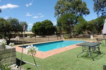 Мотель Mountain View Motor Inn & Holiday Lodges