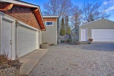 Hus på landet Charming Lakefront Cabin W/ Deck & Fire Pit!
