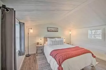 コテージ Contemporary Cabin W/ Mountain Views & Deck