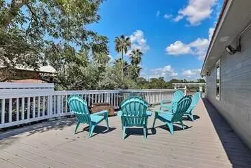 コテージ Home On San Jacinto River W/ Pool, Dock & Deck!