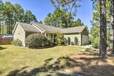 コテージ Idyllic Pinehurst Home, Near Golf Course!