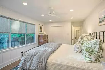 Mökkimajoitus Newly Updated & Charming Azalea District Home