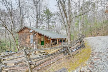 Dom wiejski Peaceful Bryson City Cabin   Fire Pit & Hot Tub!