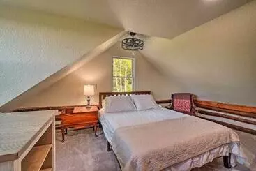 Mökkimajoitus Pet Friendly Speedwell Cabin, 1 Mi To Water!